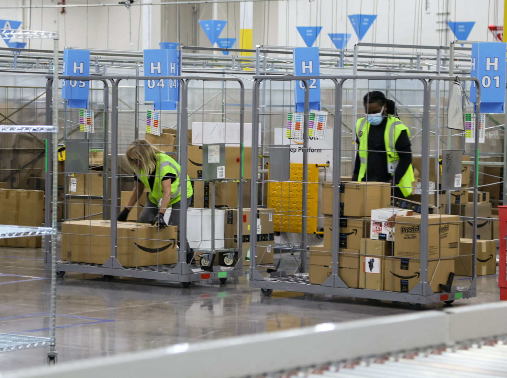 Amazonin toimitusasema Chatoma Scottin kanssa